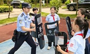 萌娃进警营 别样过“六一”