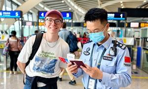坚守国门护畅通 温情服务迎八方