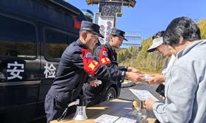 严把车辆查验关口 筑牢边境安全防线
