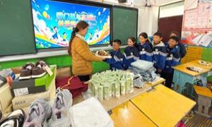 皇岗边检站执勤七队连续八年爱心助学雪域高原