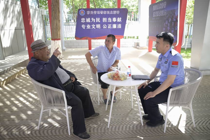 腿脚不便仍念“亲人”1.jpg