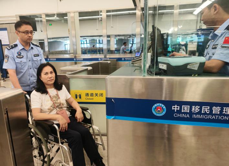 民警主动靠前服务1.jpg