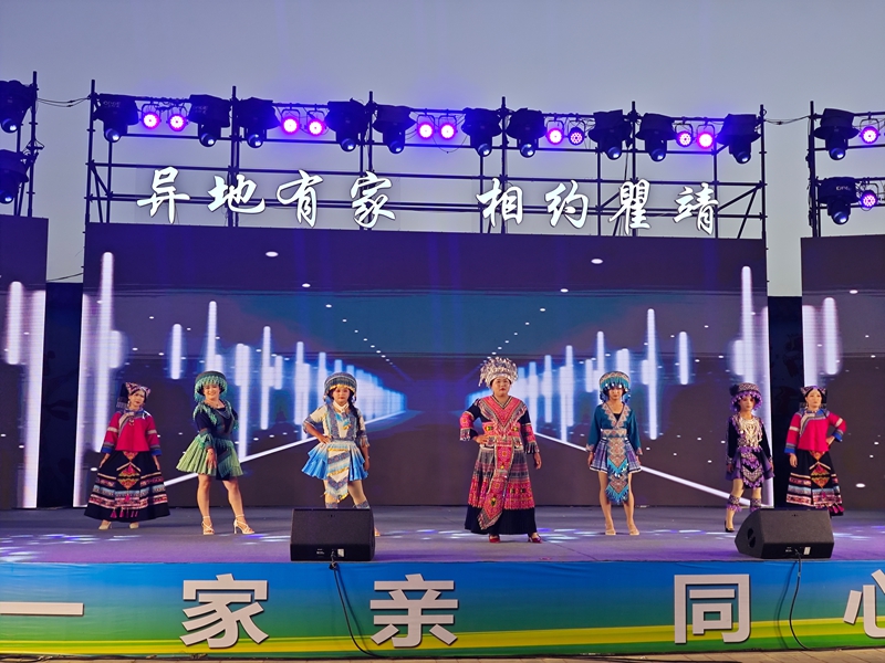2025.9.5在瞿靖镇“异地有家 相约瞿靖”村晚舞台上,杨姜妹(左二)和同乡姐妹们精心准备民族服饰秀,进行现场展演.jpg 2025.9.5在瞿靖镇“异地有家 相约瞿靖”村晚舞台上,杨姜妹(左二)和同乡姐妹们精心准备民族服饰秀,进行现场展演.jpg