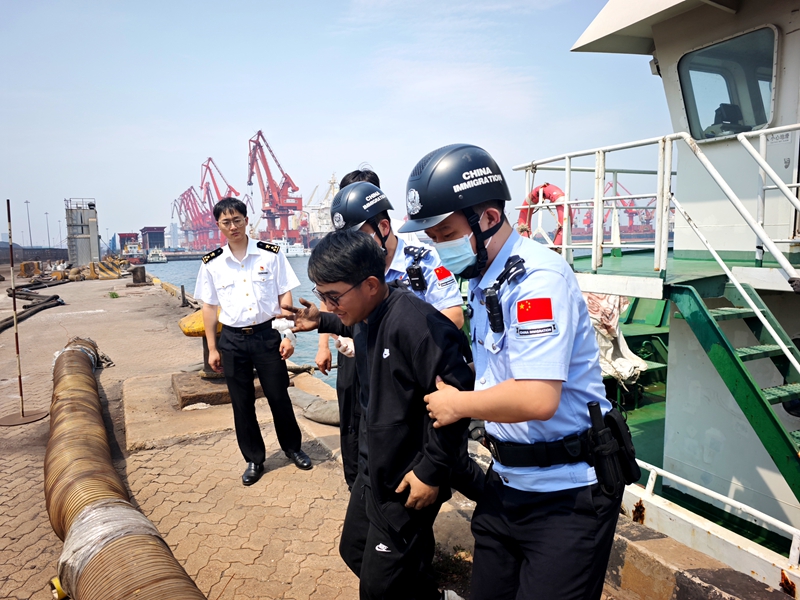 唐山边检站开通“绿色通道”1.jpg