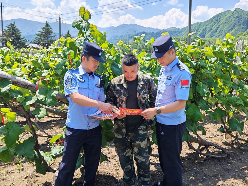 田间地头话反诈 暖心守护群众“钱袋子”1.jpg