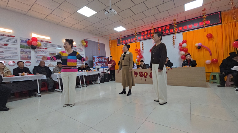 2026年1月29日，红果子镇“魅力红果”艺术宣讲团在上营子村“红火过大年 幸福在身边”主题活动现场演出原创移风易俗快板戏《说彩礼》.jpg
