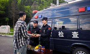 粽叶飘香暖边关 法治护航伴旅途