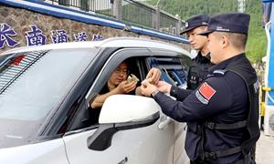 粽叶飘香寄温情 警民连心暖旅途