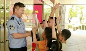 童心赴警营 逐梦护国门