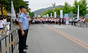 临江边境管理大队民警为第四届边境欢乐跑注入平安“加速度”