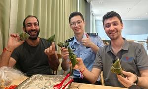 宁波边检警官与外籍船员共迎端午