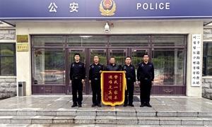 锦旗背后的故事：风雨救危困 藏蓝暖民心