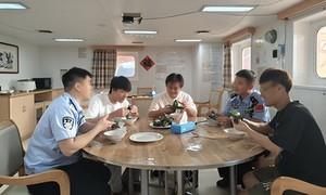 端午粽香里 暖了船员心 守了口岸安