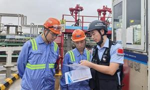登轮进港宣禁毒 筑牢口岸防毒墙