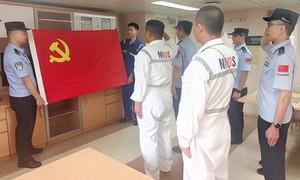 边检民警登轮送策 暖心服务护航口岸通关