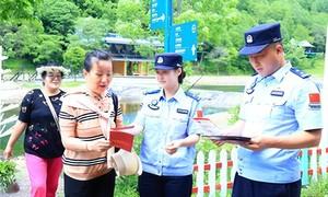 法治护航伴旅途 平安守护迎佳节
