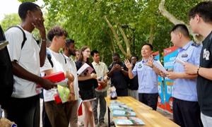 政策宣讲零距离 国门服务暖留学