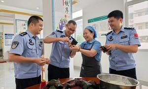 贵港边检查站开展“浓情端午·粽叶传情”包粽子活动