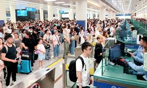 党旗耀国门 警徽映初心