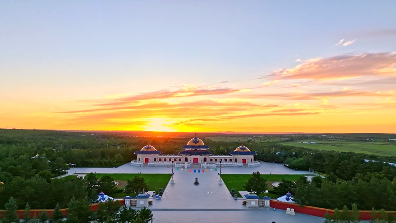4.成吉思汗陵是国家5A级旅游景区.jpg