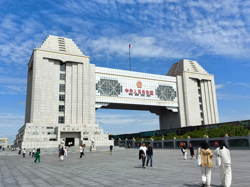 满洲里国门景区（张鹏摄）.jpg