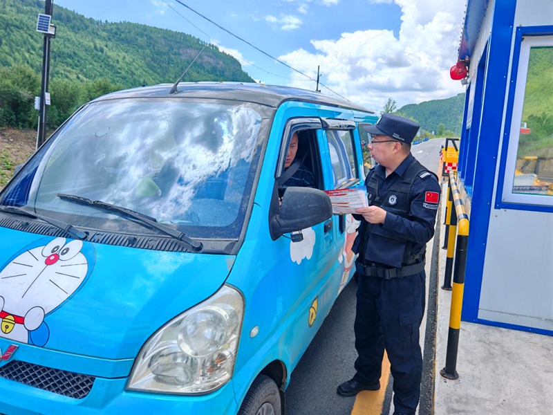 警徽映国道1.jpg