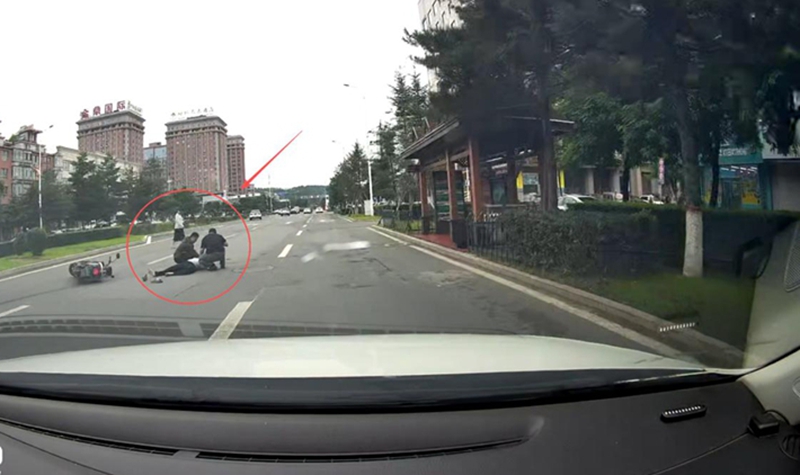下班途中遇险情1.jpg 下班途中遇险情1.jpg