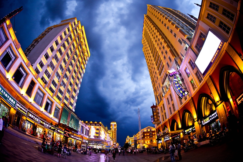 满洲里市中苏步行街夜景（通讯员摄）.jpg