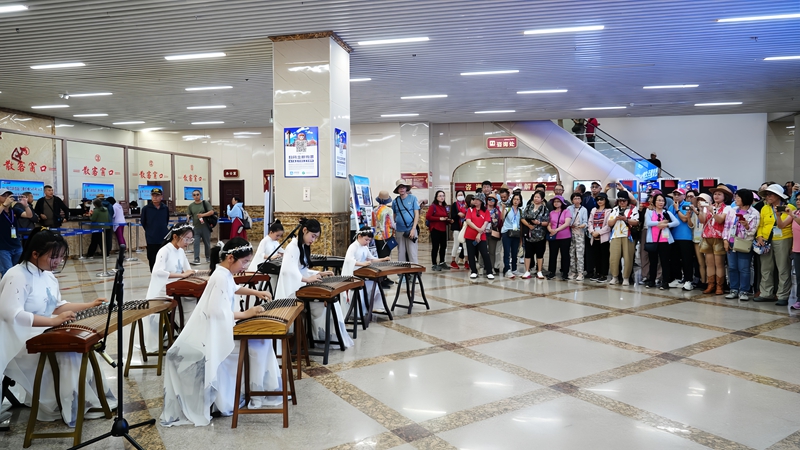 国门景区里游人如潮（王化勇摄）.jpg