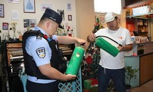 警灯亮边关 夜巡护民安