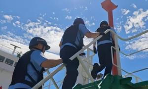 伏天“首船打卡”镇海港区！50℃甲板上藏蓝准时上线