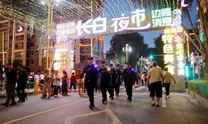 长白夏夜烟火旺 边境藏蓝护平安