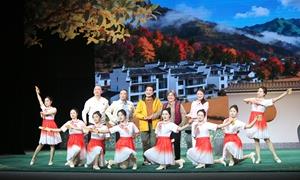房县:戏台搭在田埂边 小戏唱进心坎里