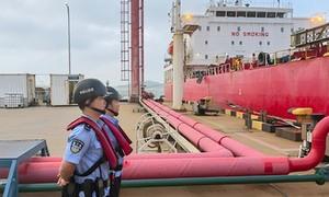 肖厝边检站保障泉州口岸年内首艘出口汽油船舶顺畅通关