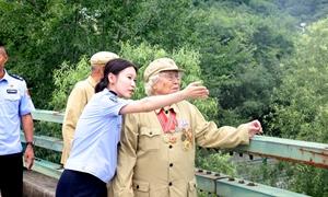 三合边检站邀请革命老兵开展建军节主题活动
