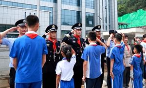 界碑立国土 国门育初心 ——龙邦口岸开展爱国主义实景教育