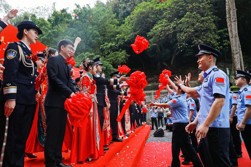 民警高国满与爱人杨云南参加广西边检总站举办的集体婚礼.jpg