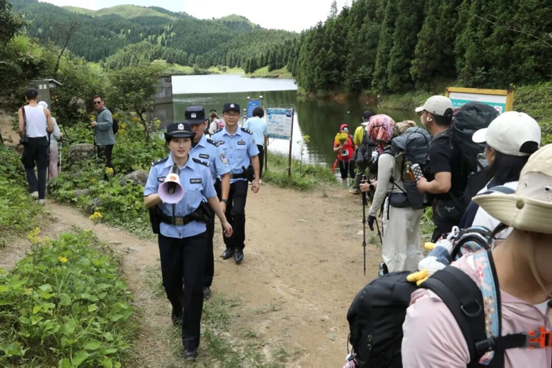 茶坪上的“藏青蓝”1.jpg