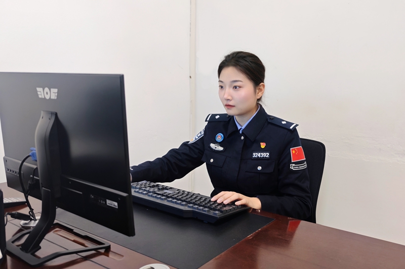 民警田暹钰进行数据筛查工作.jpg