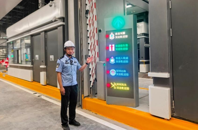 皇岗边检站民警在介绍皇岗口岸车辆“五合一”查验通道相关情况1.jpg