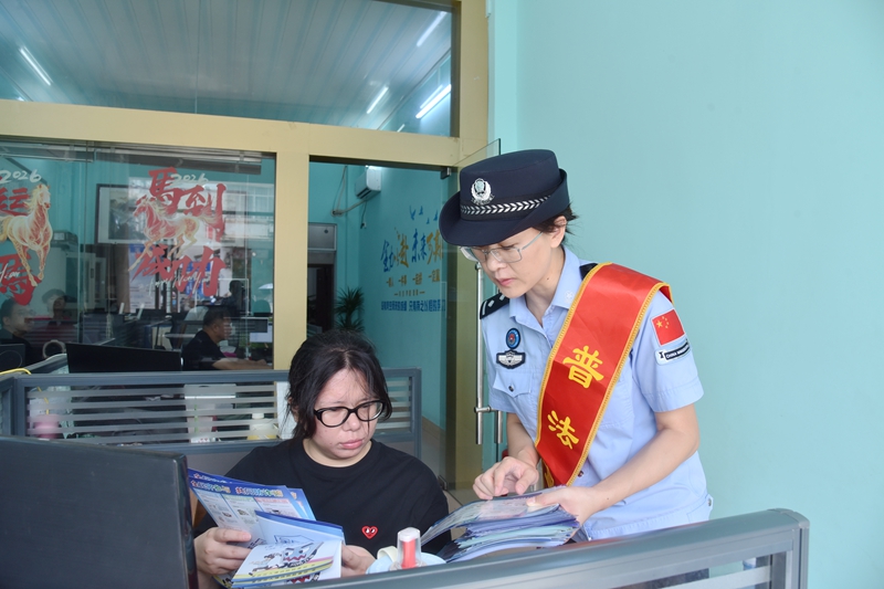民警高国满对企业员工进行普法宣传.jpg