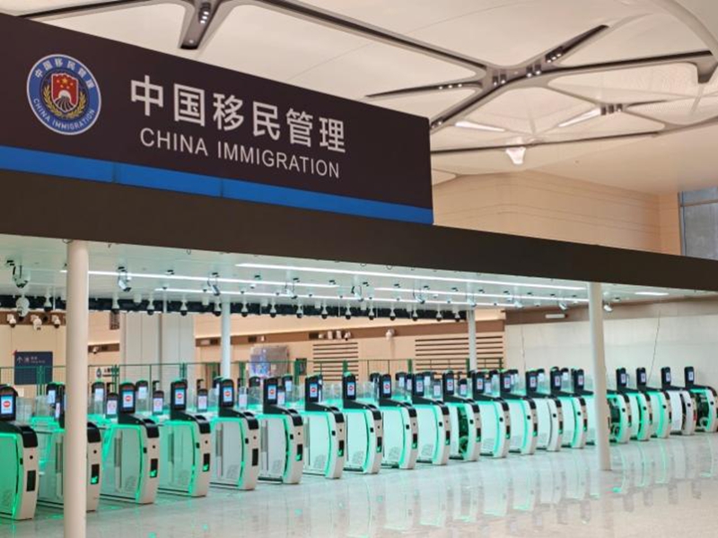 皇岗口岸出境大厅合作查验快捷通道（俗称“三道门”）1.jpg
