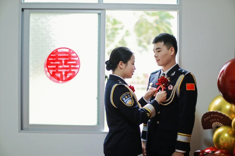 民警柏洁与爱人廖志强一同参加广西边检总站举办的集体婚礼.jpg