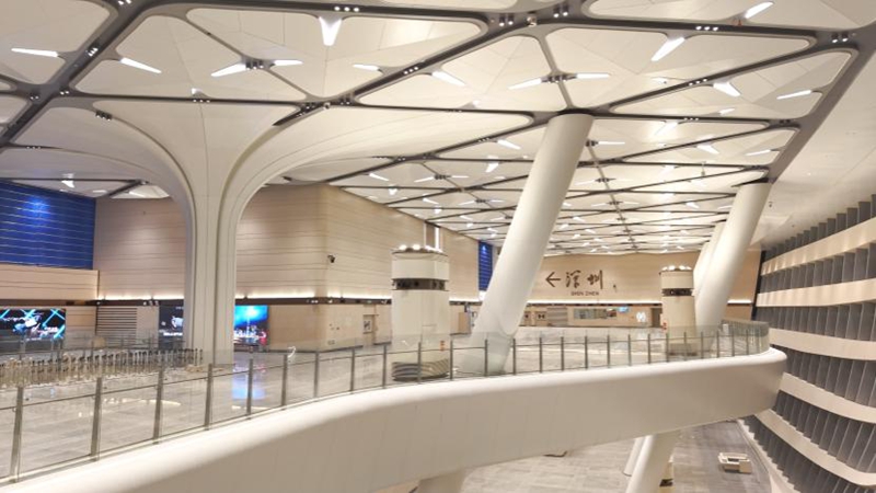 兼具现代气息与空间开阔通透的皇岗口岸港方区入境大厅1.jpg
