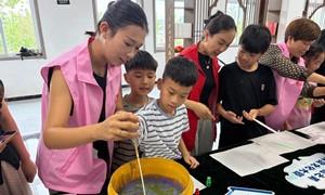 七彩夏日:巧手匠心制漆扇 研学古韵传汉风