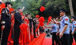 国门下的七夕：藏蓝作聘，山河为证