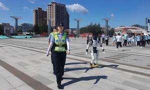 新列装“智元灵犀”具身智能机器人在图们新华边境派出所实战应用
