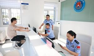 国门下，我们这样“团聚”