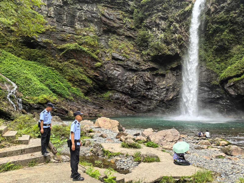 深山“警”色 1.jpg
