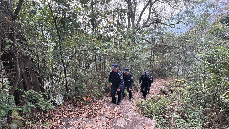 藏蓝护青山31.jpg